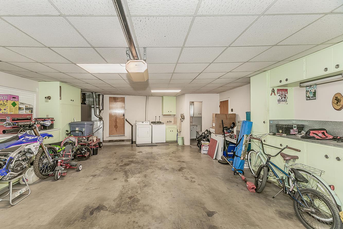380 N Garden Dr, Dinuba, CA 93618