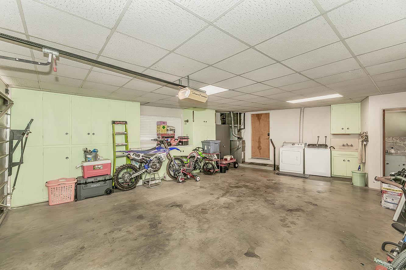 380 N Garden Dr, Dinuba, CA 93618