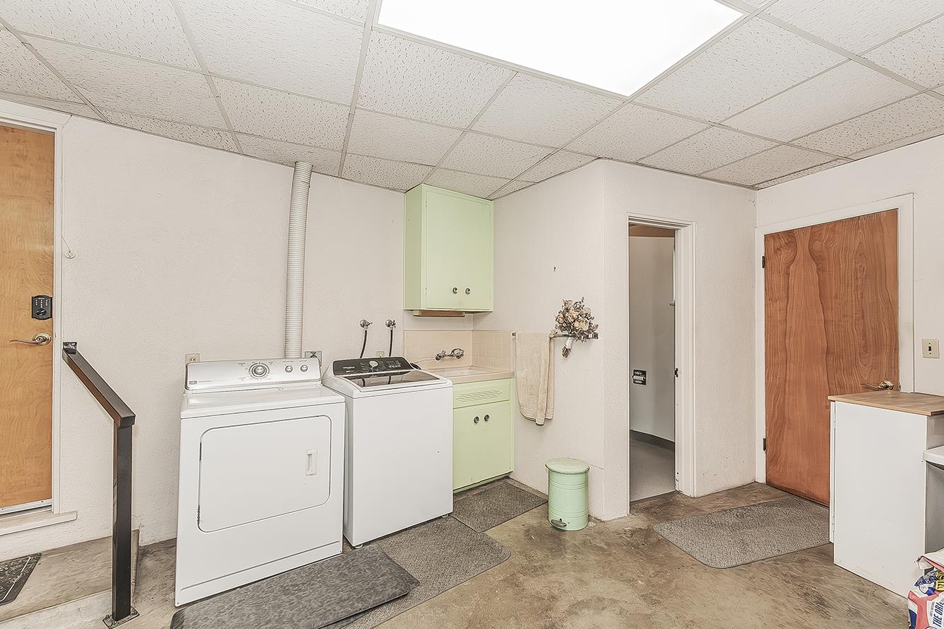 380 N Garden Dr, Dinuba, CA 93618