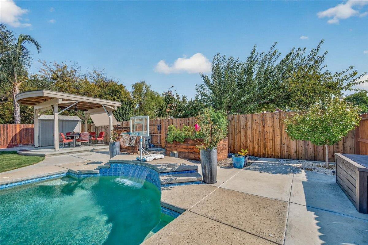 7542 N Wolters Ave, Fresno, CA 93720