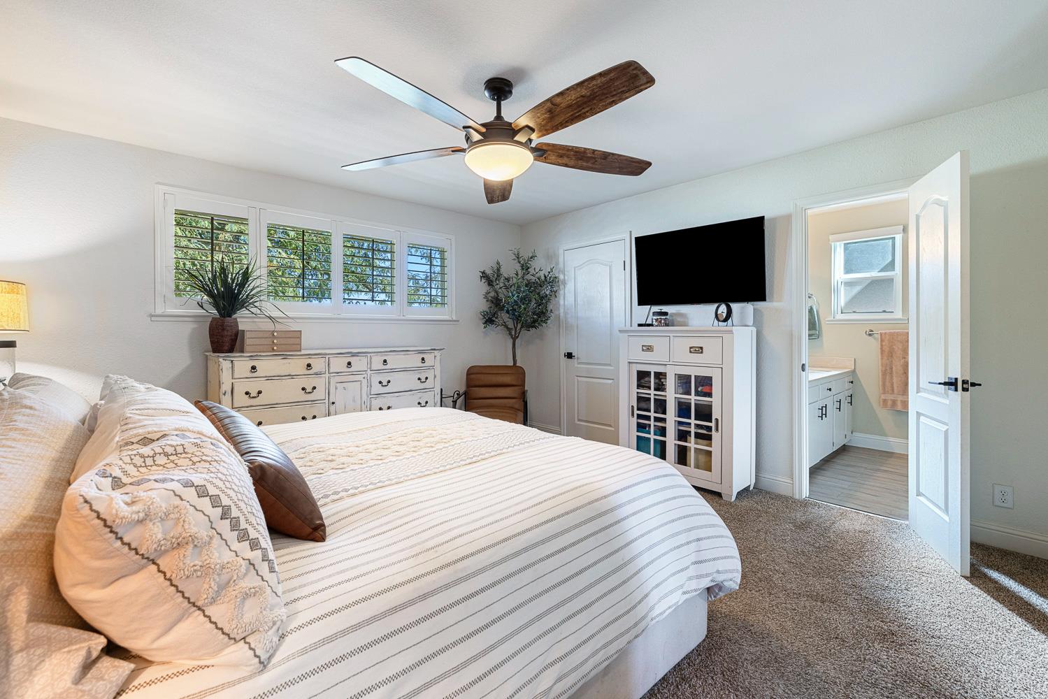 6880 N Maine Ave, Clovis, CA 93619
