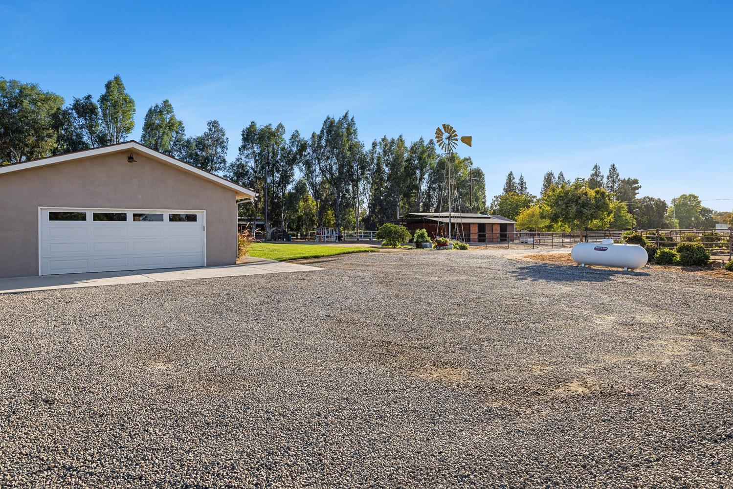 6880 N Maine Ave, Clovis, CA 93619