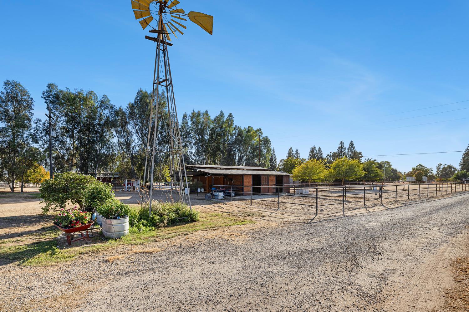 6880 N Maine Ave, Clovis, CA 93619