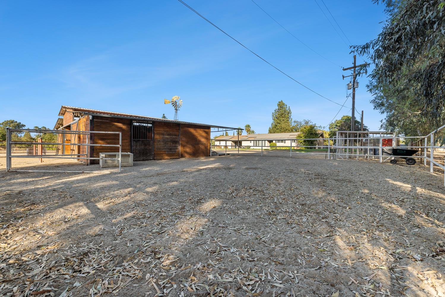 6880 N Maine Ave, Clovis, CA 93619