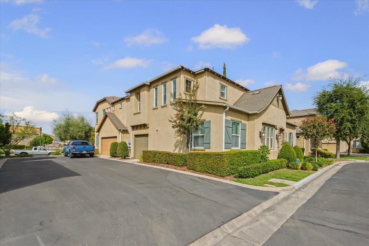 1786 N Merlan Ln, Clovis, CA 93619