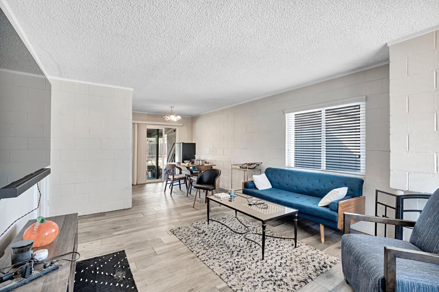 107 E Hampton Way, Fresno, CA 93704