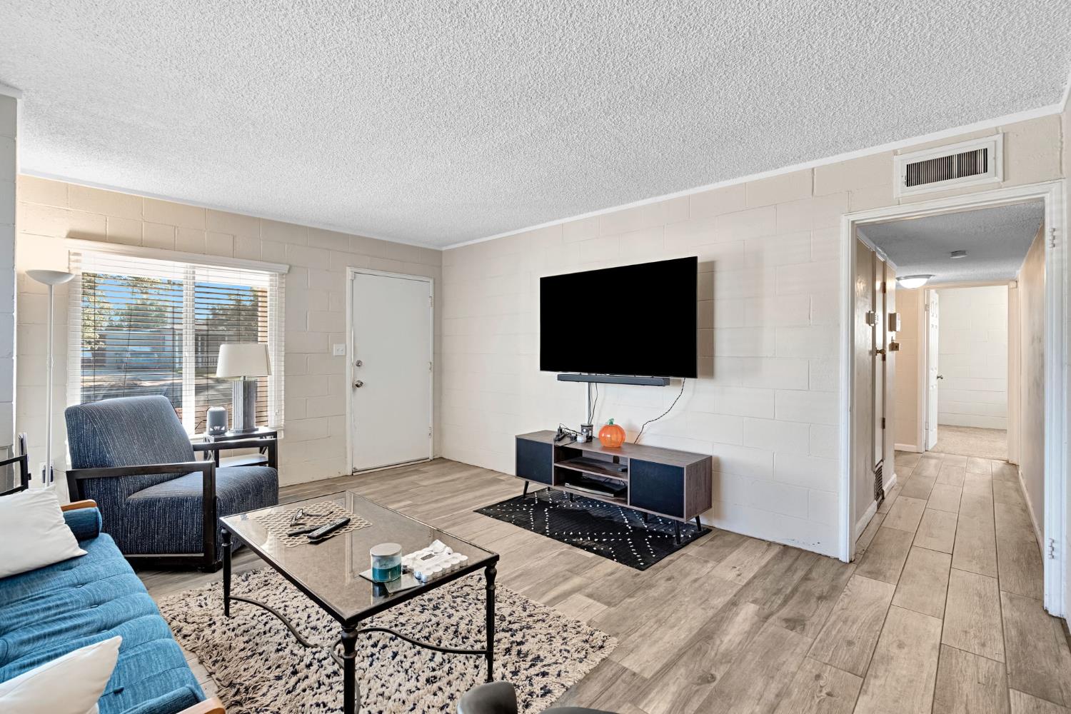 107 E Hampton Way, Fresno, CA 93704