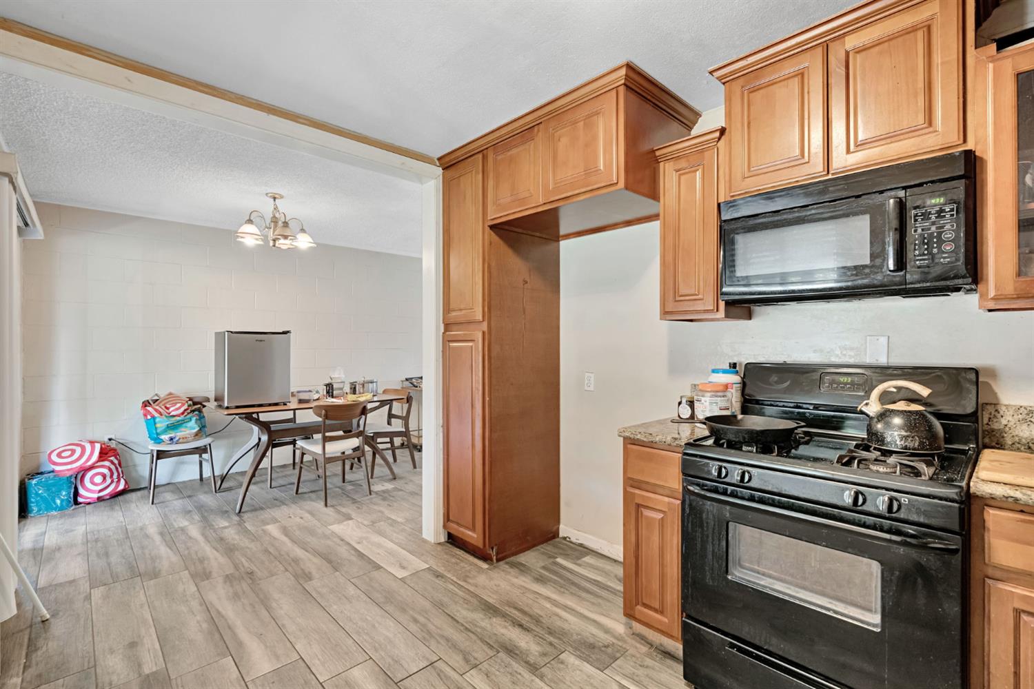 107 E Hampton Way, Fresno, CA 93704
