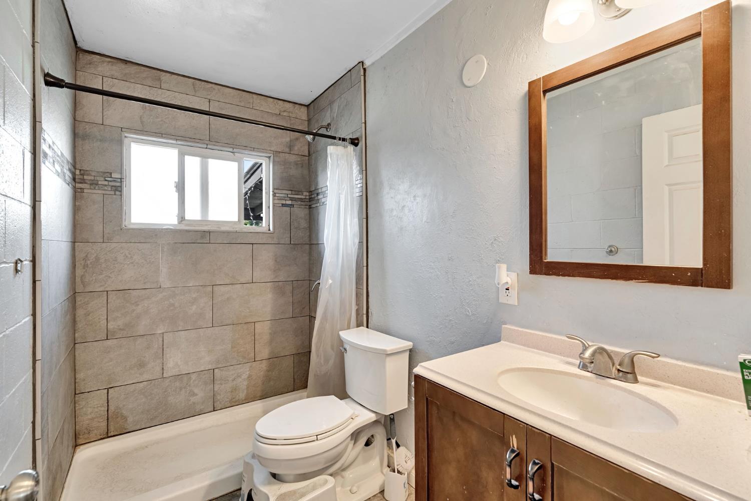 107 E Hampton Way, Fresno, CA 93704