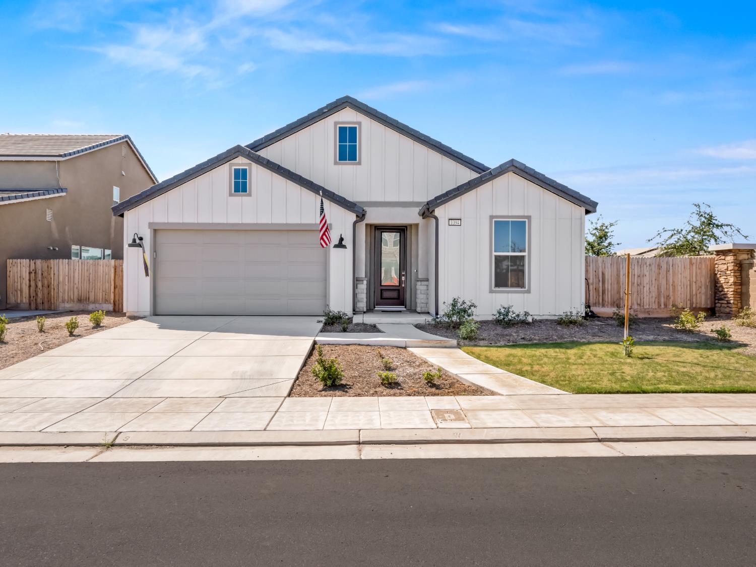 1094 Sawtooth Dr W, Madera, CA 93636