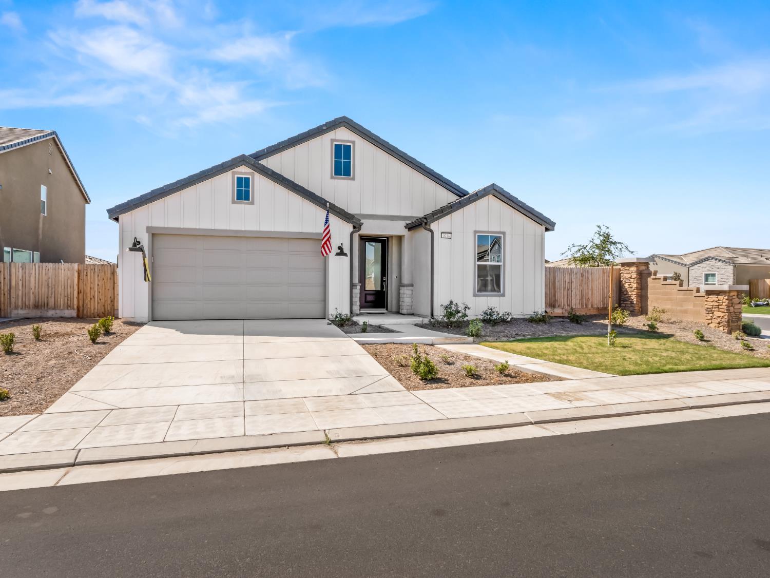 1094 Sawtooth Dr W, Madera, CA 93636