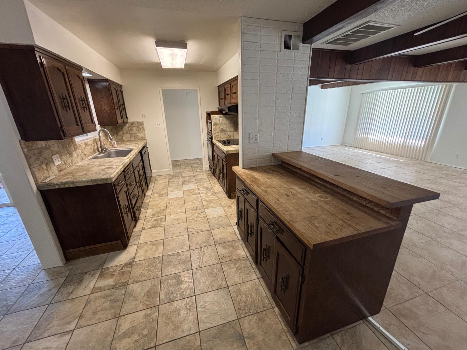 1621 W Holland W, Fresno, CA 93705