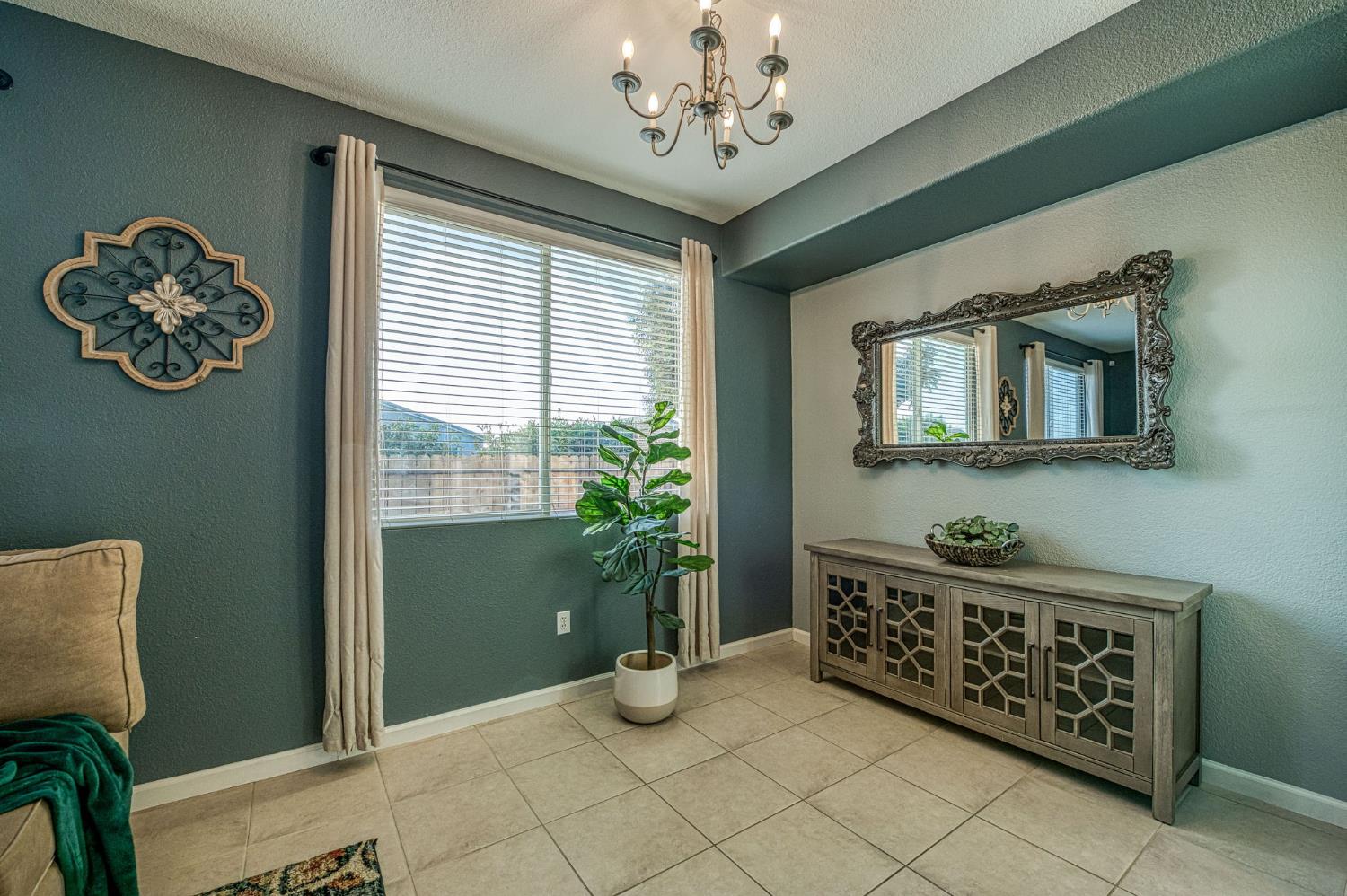 588 Peach Dr, Chowchilla, CA 93610