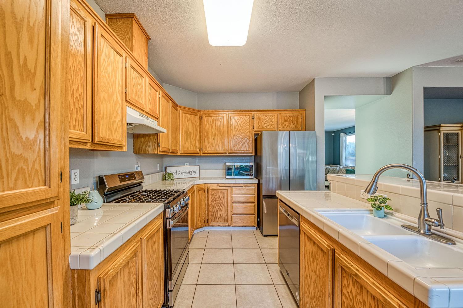 588 Peach Dr, Chowchilla, CA 93610