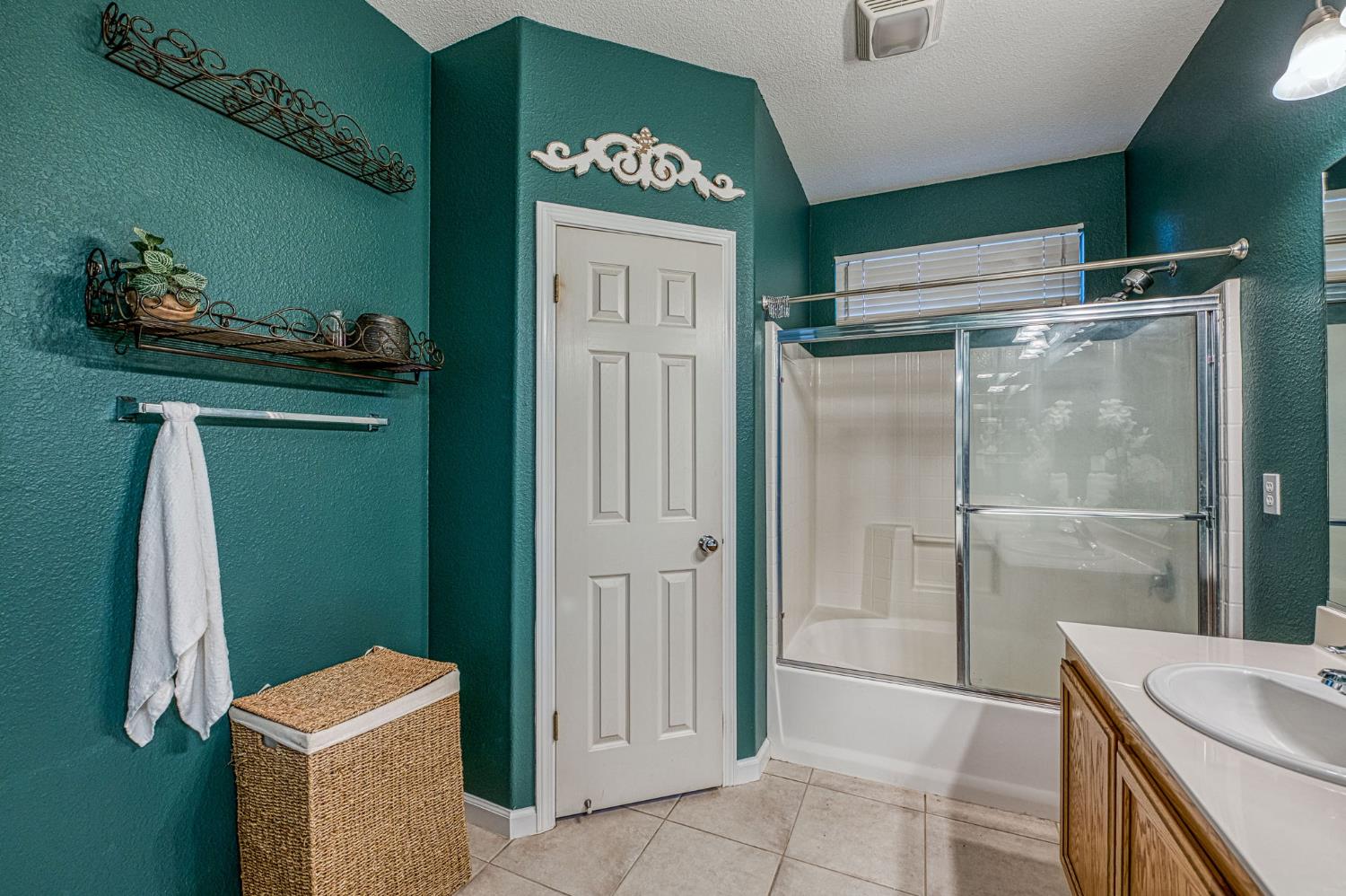 588 Peach Dr, Chowchilla, CA 93610