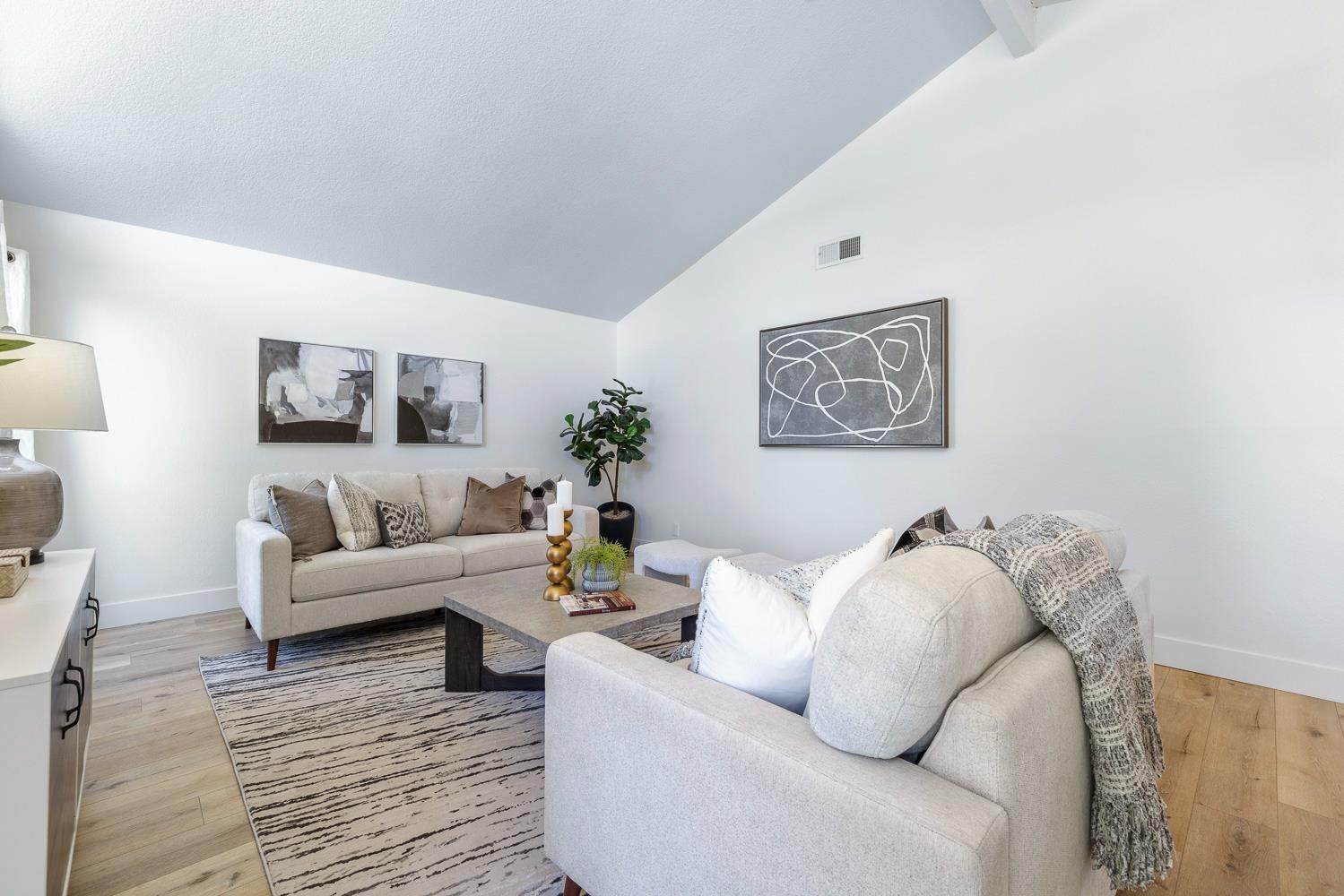 411 McArthur Ave, Clovis, CA 93611