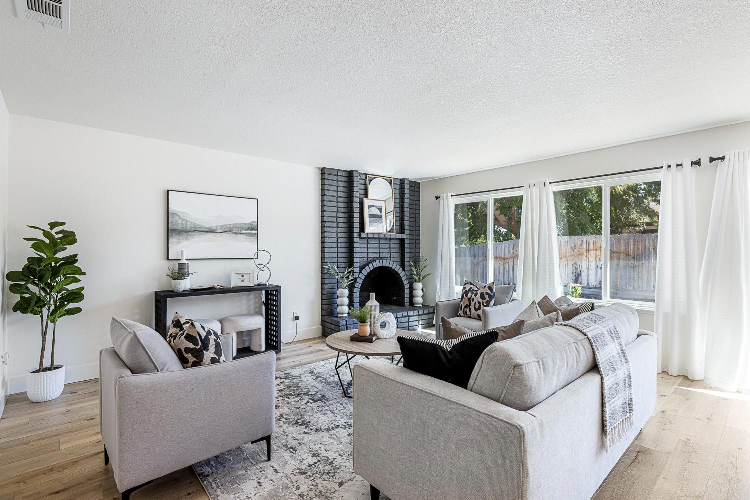 411 McArthur Ave, Clovis, CA 93611