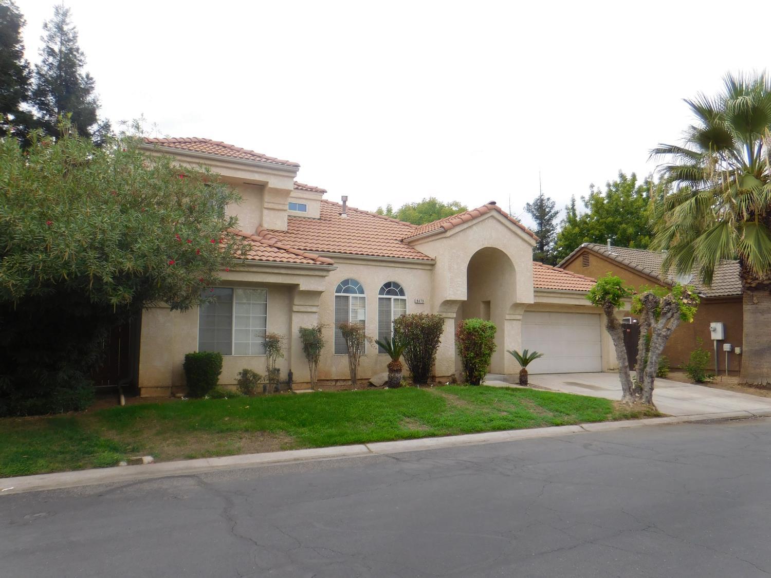 9479 N Whitehouse Dr, Fresno, CA 93720