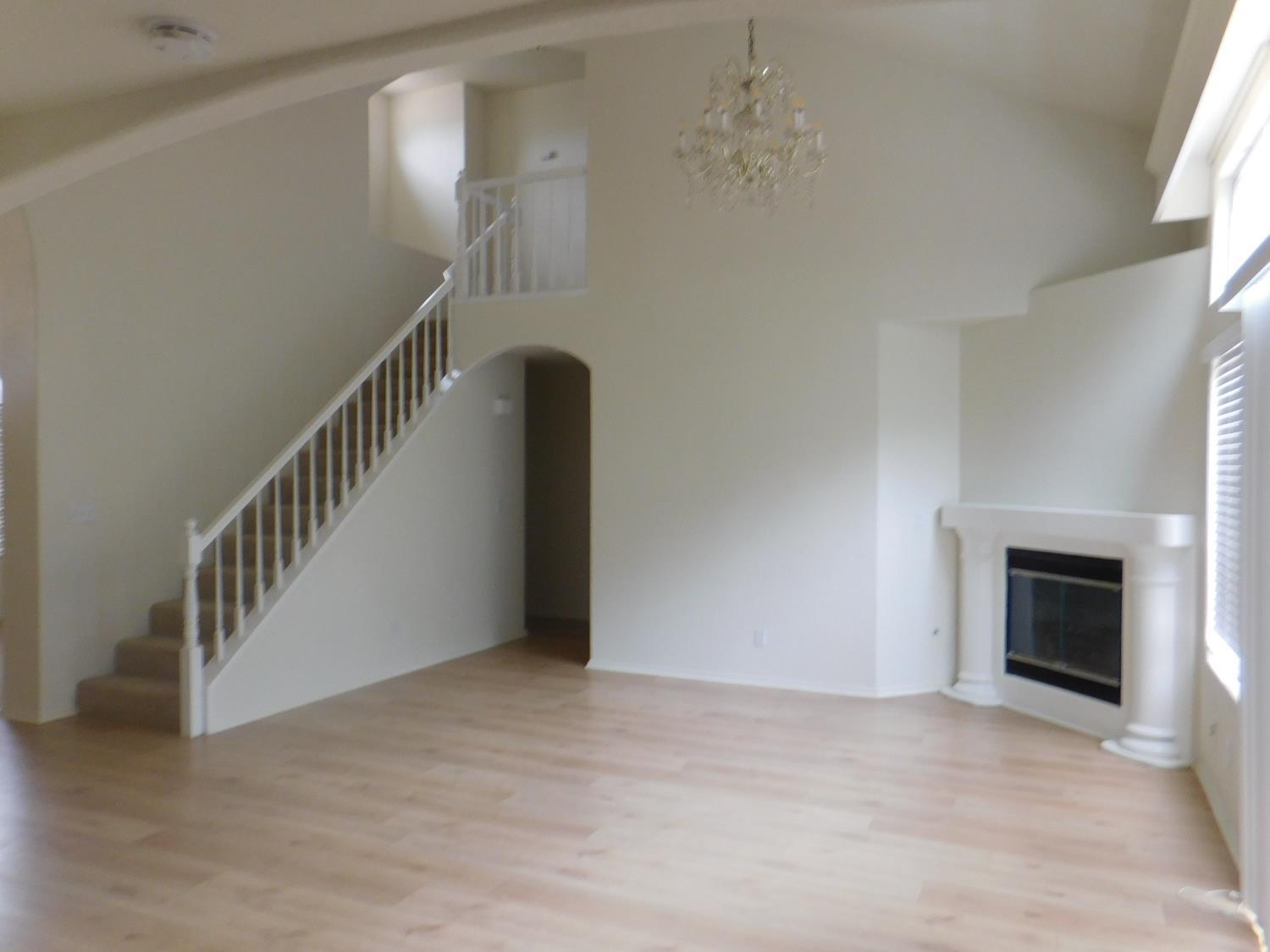 9479 N Whitehouse Dr, Fresno, CA 93720