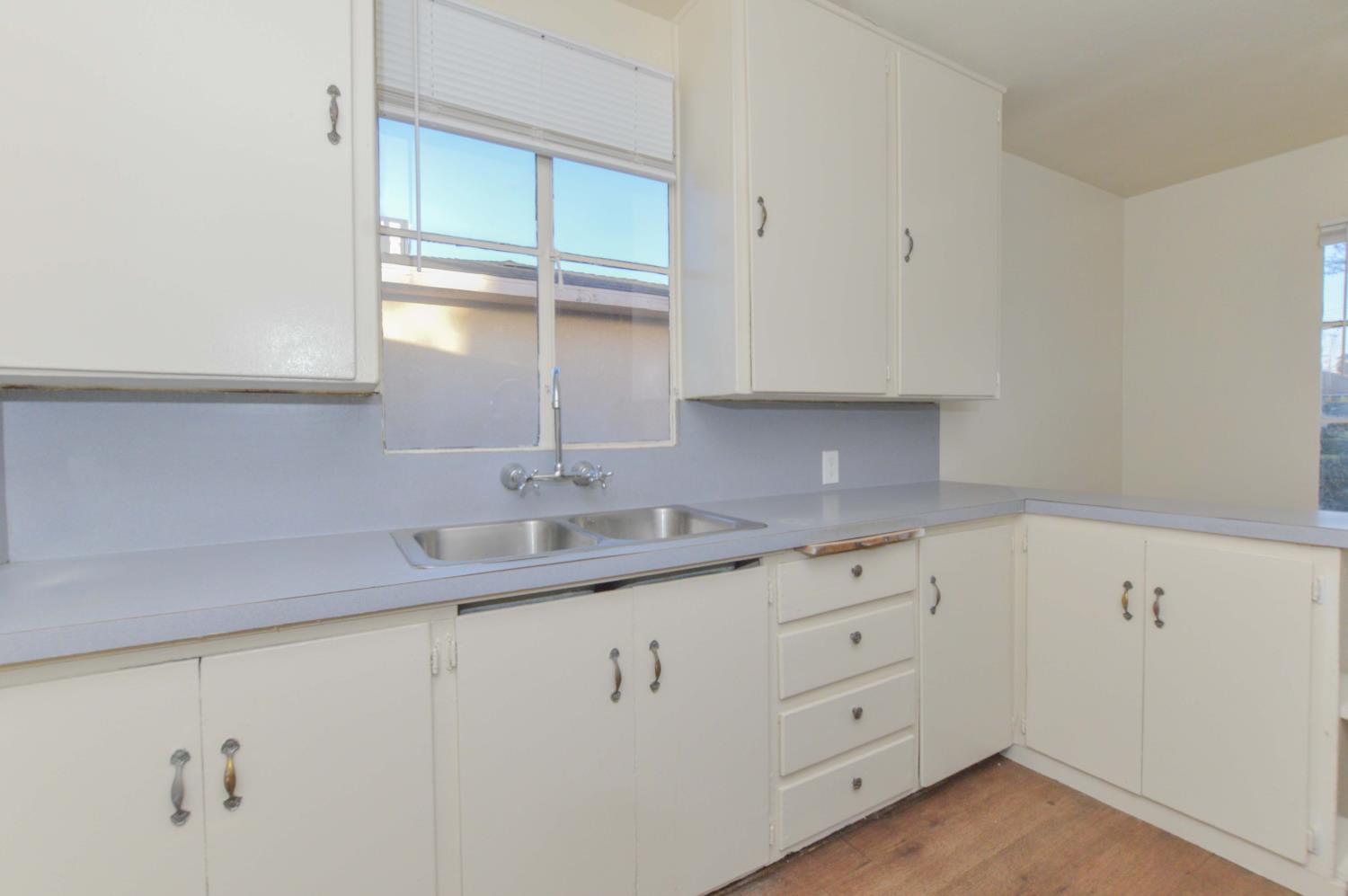 1220 W Vassar Ave, Fresno, CA 93705