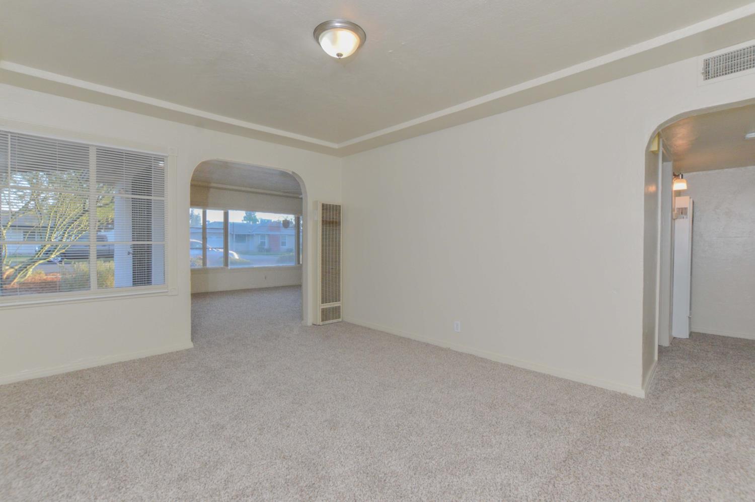 1220 W Vassar Ave, Fresno, CA 93705
