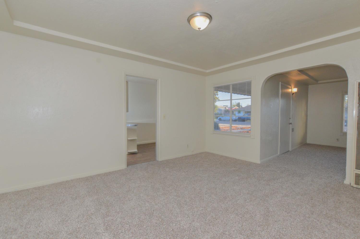 1220 W Vassar Ave, Fresno, CA 93705