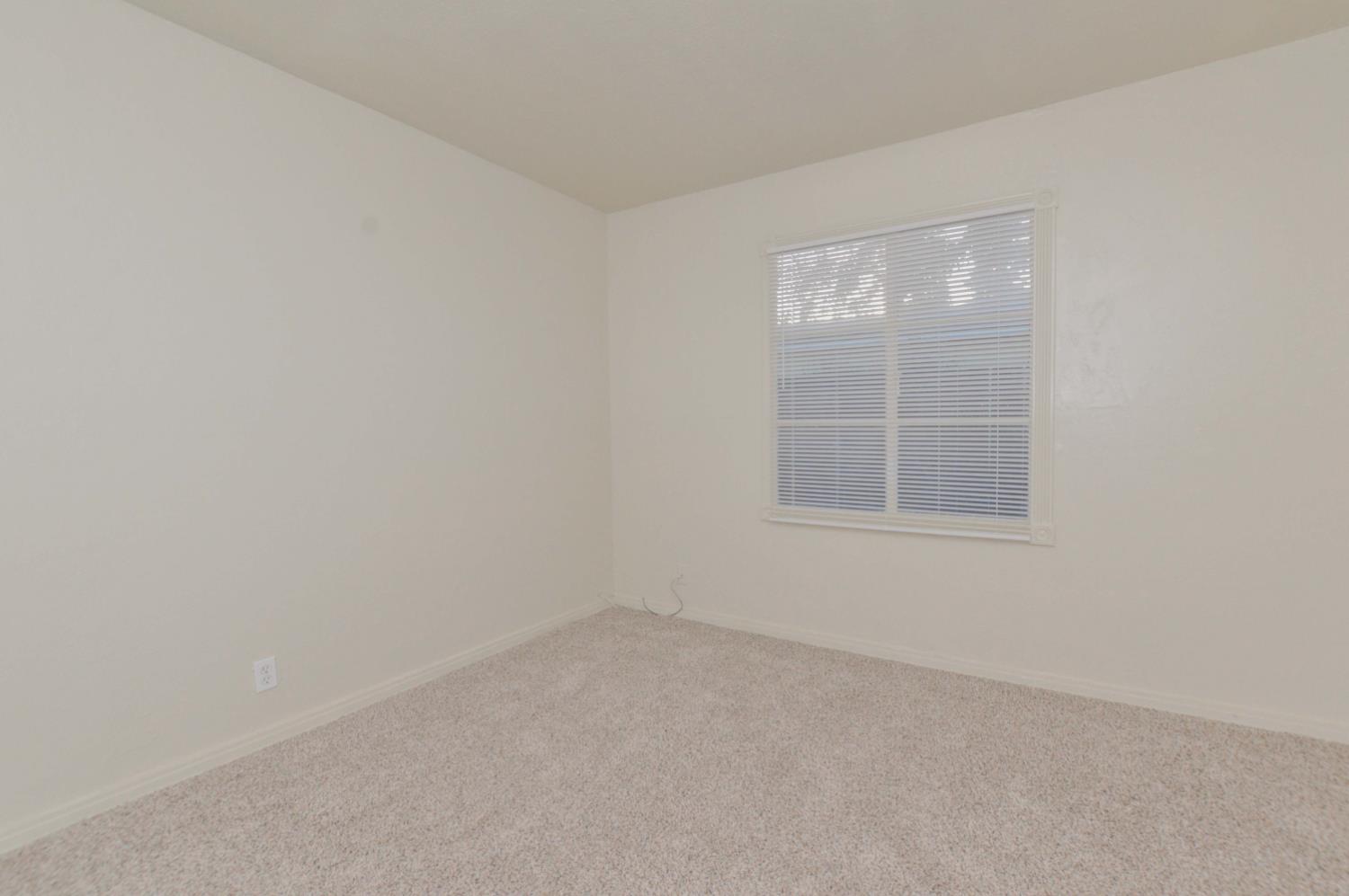 1220 W Vassar Ave, Fresno, CA 93705