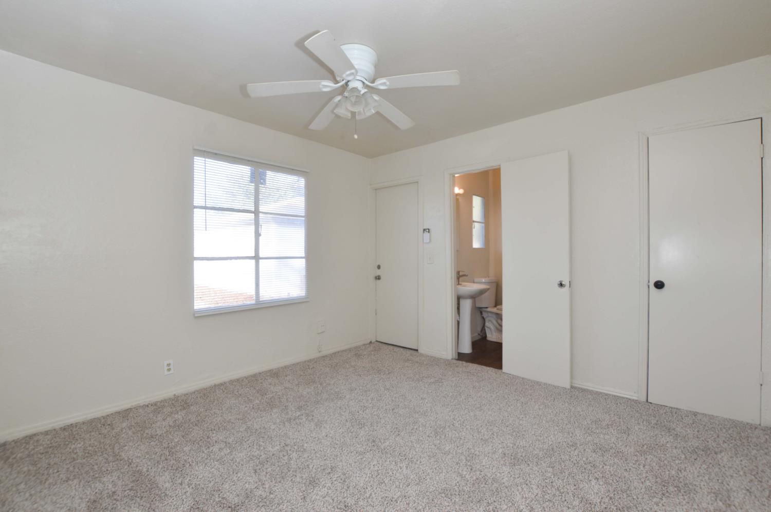 1220 W Vassar Ave, Fresno, CA 93705