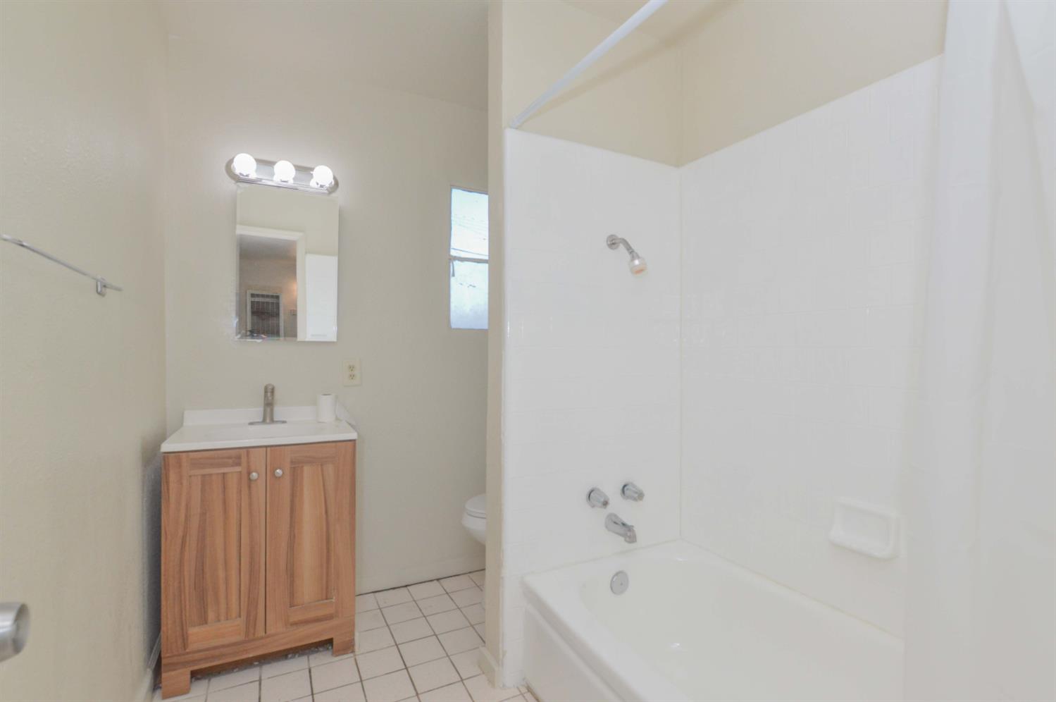 1220 W Vassar Ave, Fresno, CA 93705