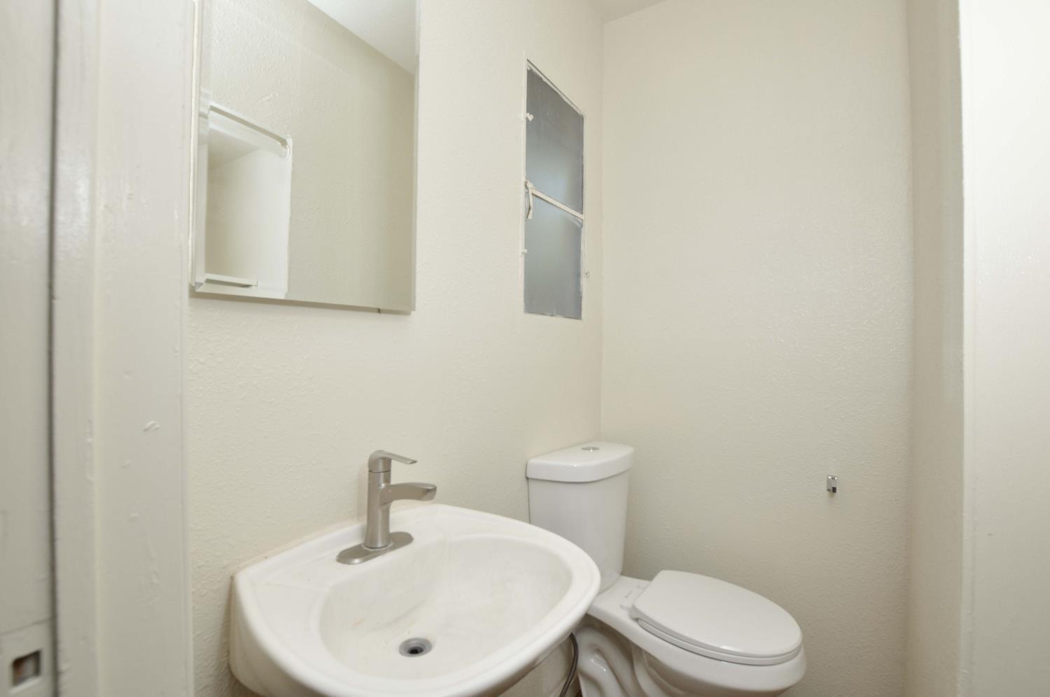 1220 W Vassar Ave, Fresno, CA 93705