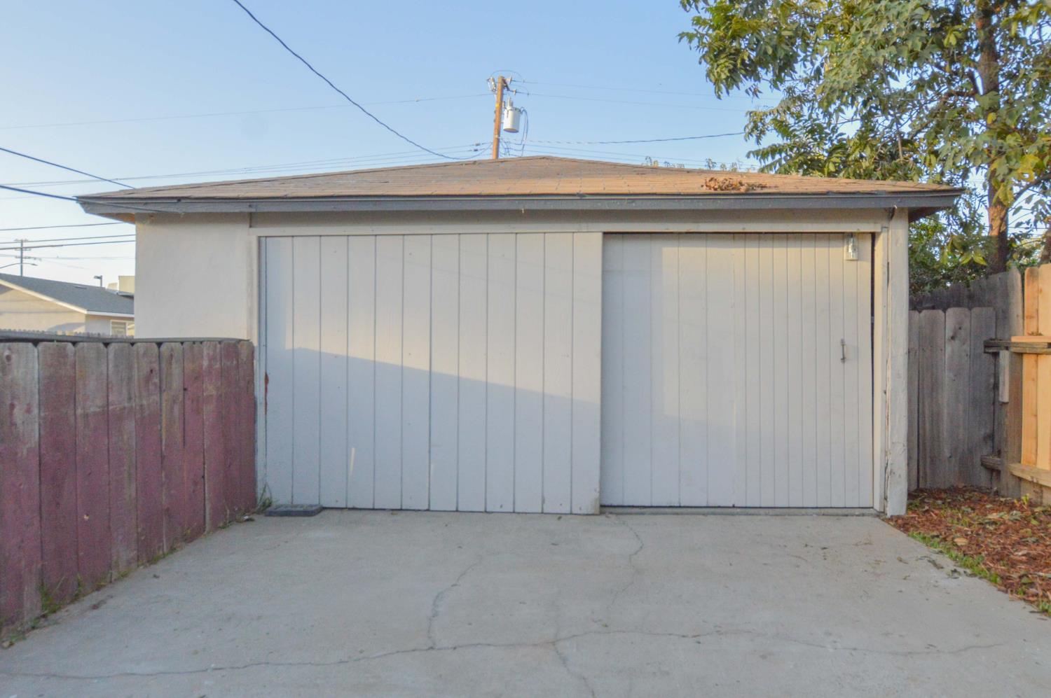 1220 W Vassar Ave, Fresno, CA 93705