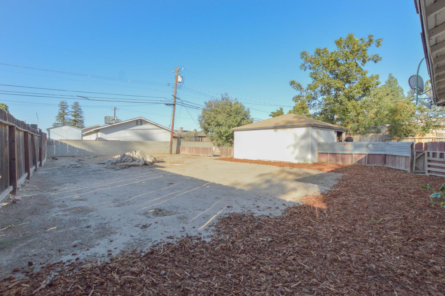 1220 W Vassar Ave, Fresno, CA 93705
