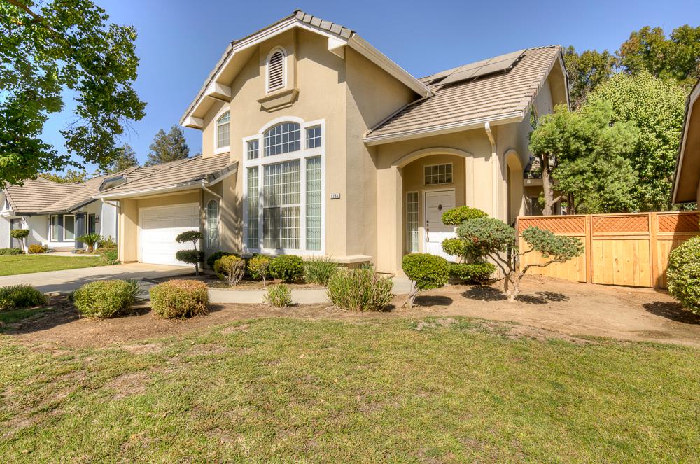 1264 E Le Parc Dr, Fresno, CA 93720