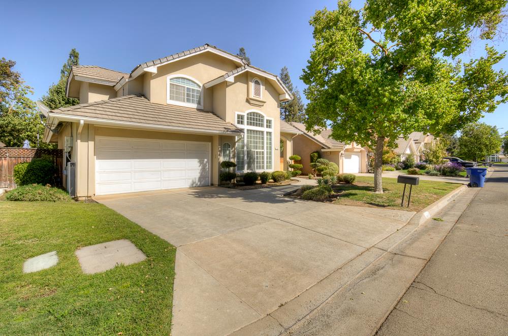 1264 E Le Parc Dr, Fresno, CA 93720
