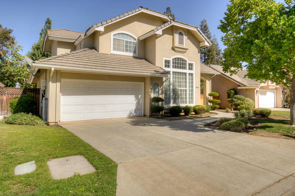 1264 E Le Parc Dr, Fresno, CA 93720