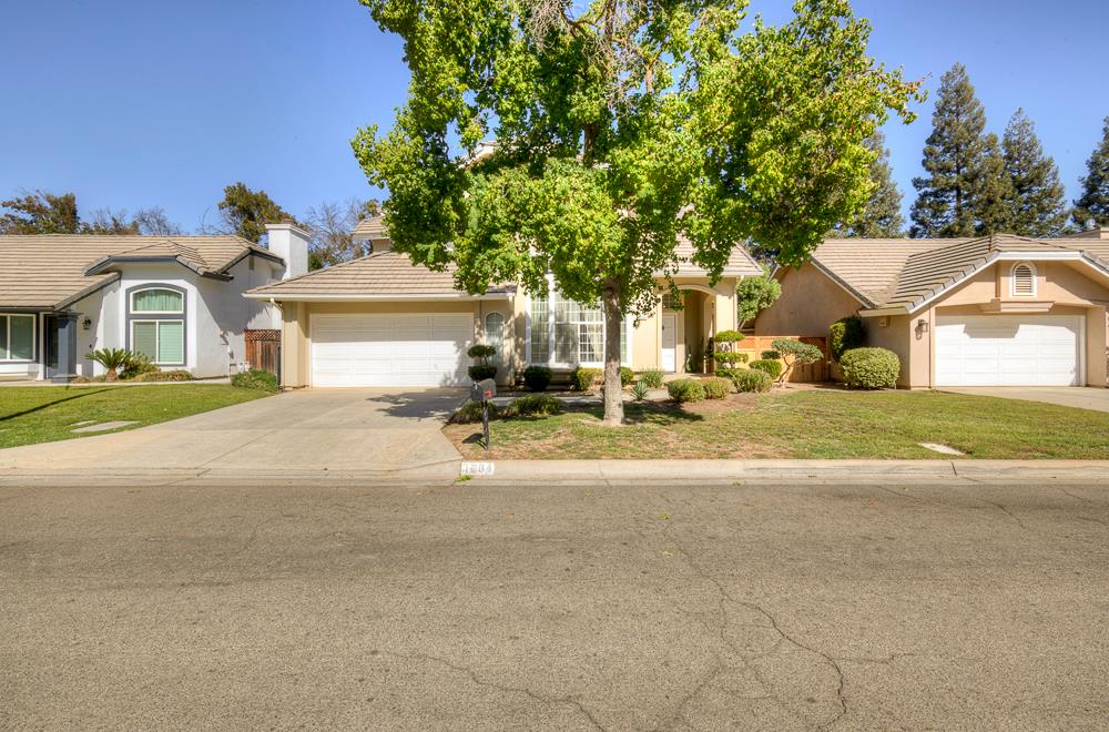 1264 E Le Parc Dr, Fresno, CA 93720