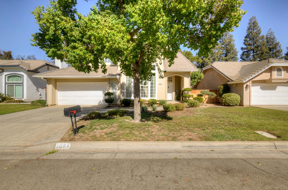 1264 E Le Parc Dr, Fresno, CA 93720