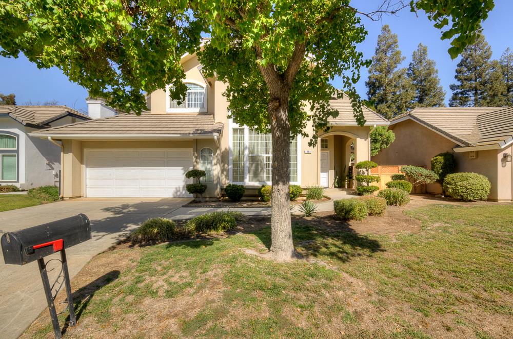 1264 E Le Parc Dr, Fresno, CA 93720