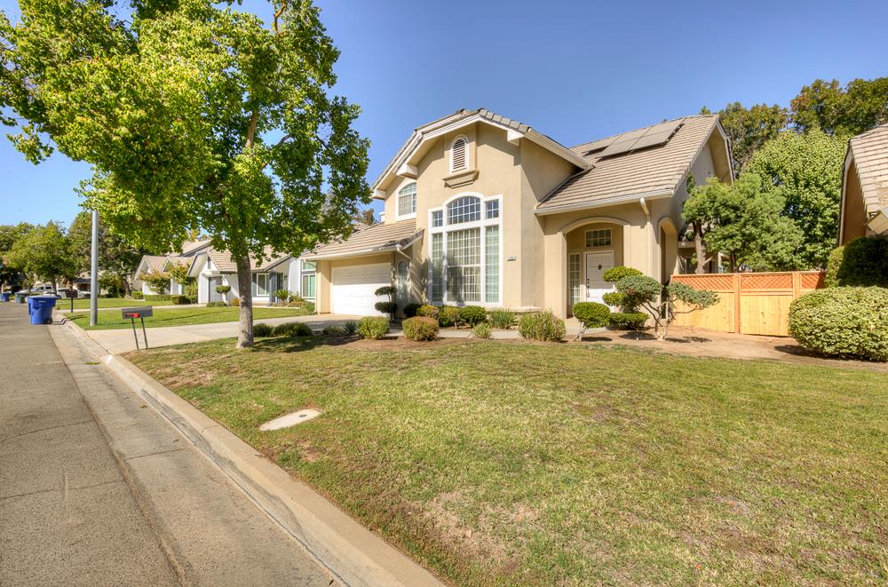 1264 E Le Parc Dr, Fresno, CA 93720