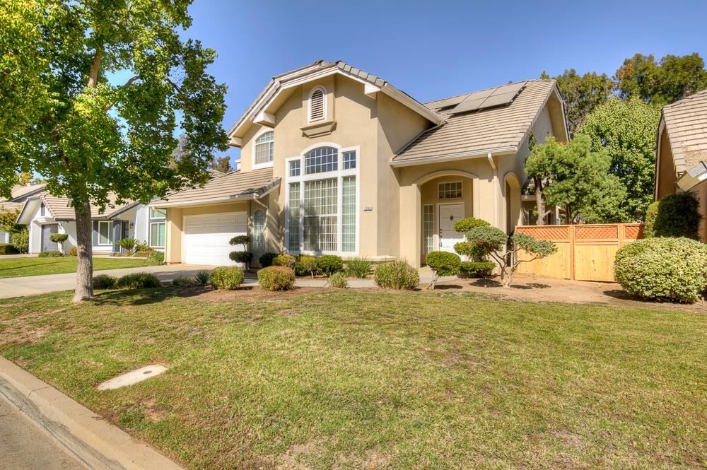 1264 E Le Parc Dr, Fresno, CA 93720