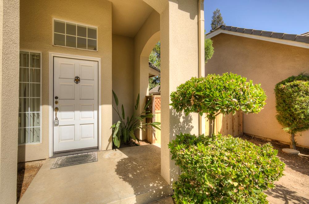 1264 E Le Parc Dr, Fresno, CA 93720