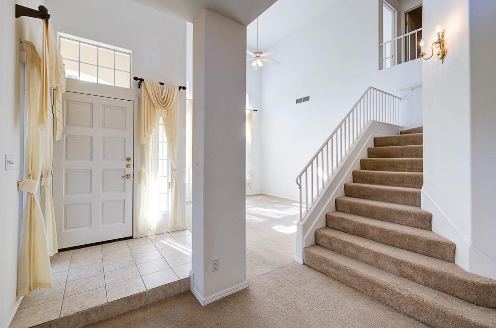 1264 E Le Parc Dr, Fresno, CA 93720