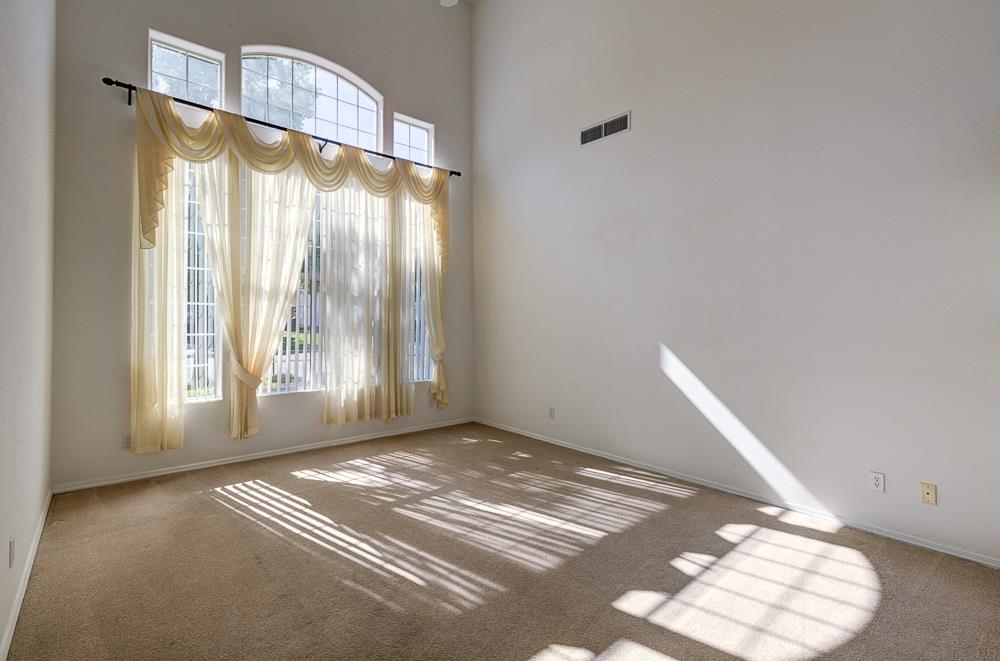 1264 E Le Parc Dr, Fresno, CA 93720