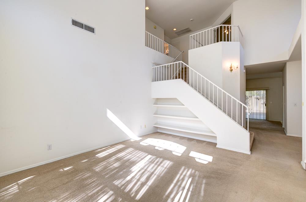 1264 E Le Parc Dr, Fresno, CA 93720