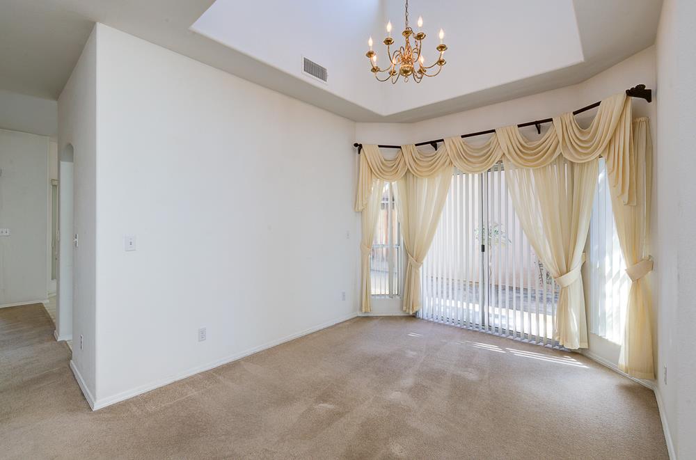 1264 E Le Parc Dr, Fresno, CA 93720