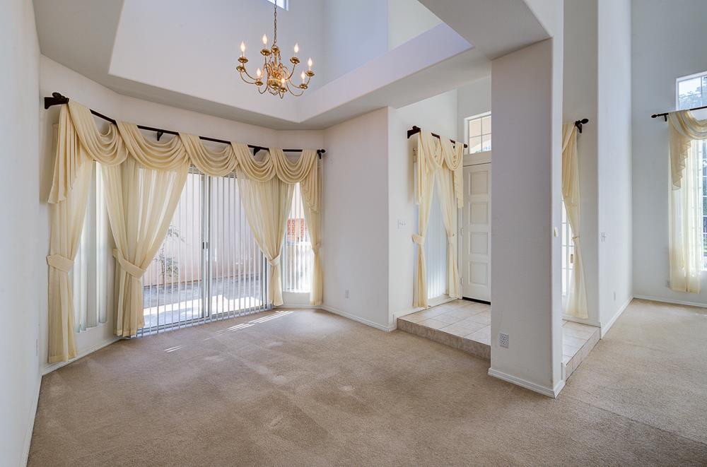 1264 E Le Parc Dr, Fresno, CA 93720