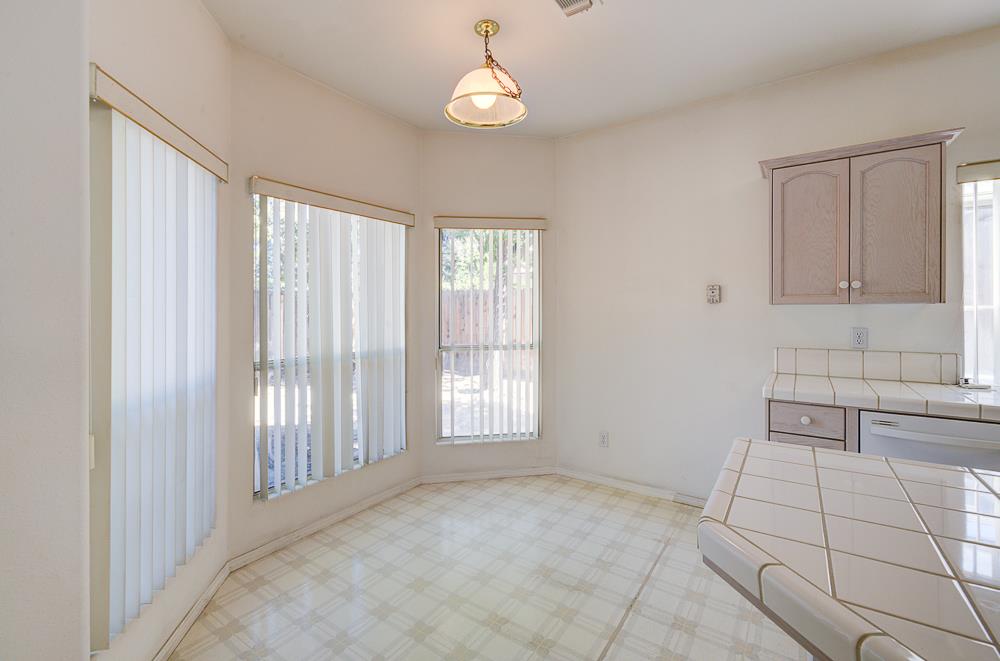 1264 E Le Parc Dr, Fresno, CA 93720