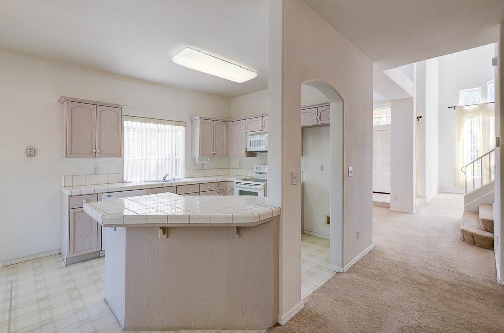 1264 E Le Parc Dr, Fresno, CA 93720