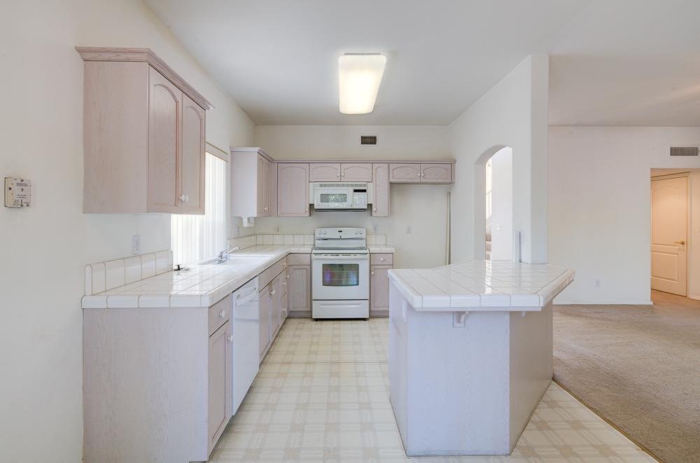 1264 E Le Parc Dr, Fresno, CA 93720