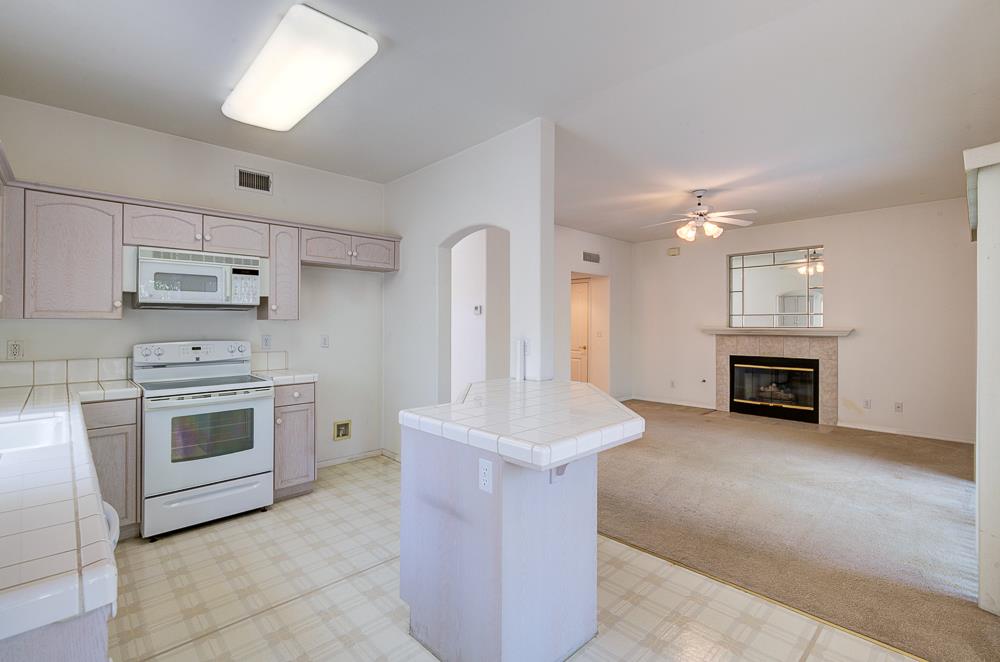 1264 E Le Parc Dr, Fresno, CA 93720